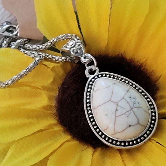 Necklace white stone - Picture 4 of 10